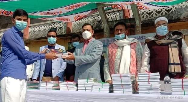 বছরের প্রথম দিনে শিক্ষার্থীদের মুখে হাঁসি ফোঁটালেন শেখ হাসিনা