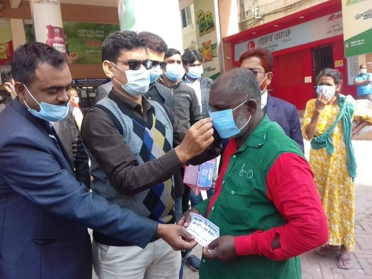 বেনাপোলে জাতীয় সাংবাদিক সংস্থার উদ্যোগে পাসপোর্ট যাত্রী সহ পথচারীদের মাঝে মাস্ক ও লিফলেট বিতরণ