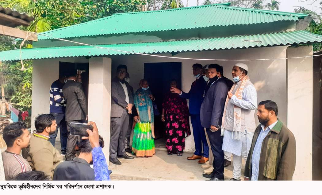 দুমকিতে ভূমিহীনদের নির্মিত ঘর পরিদর্শনে জেলা প্রশাসক।