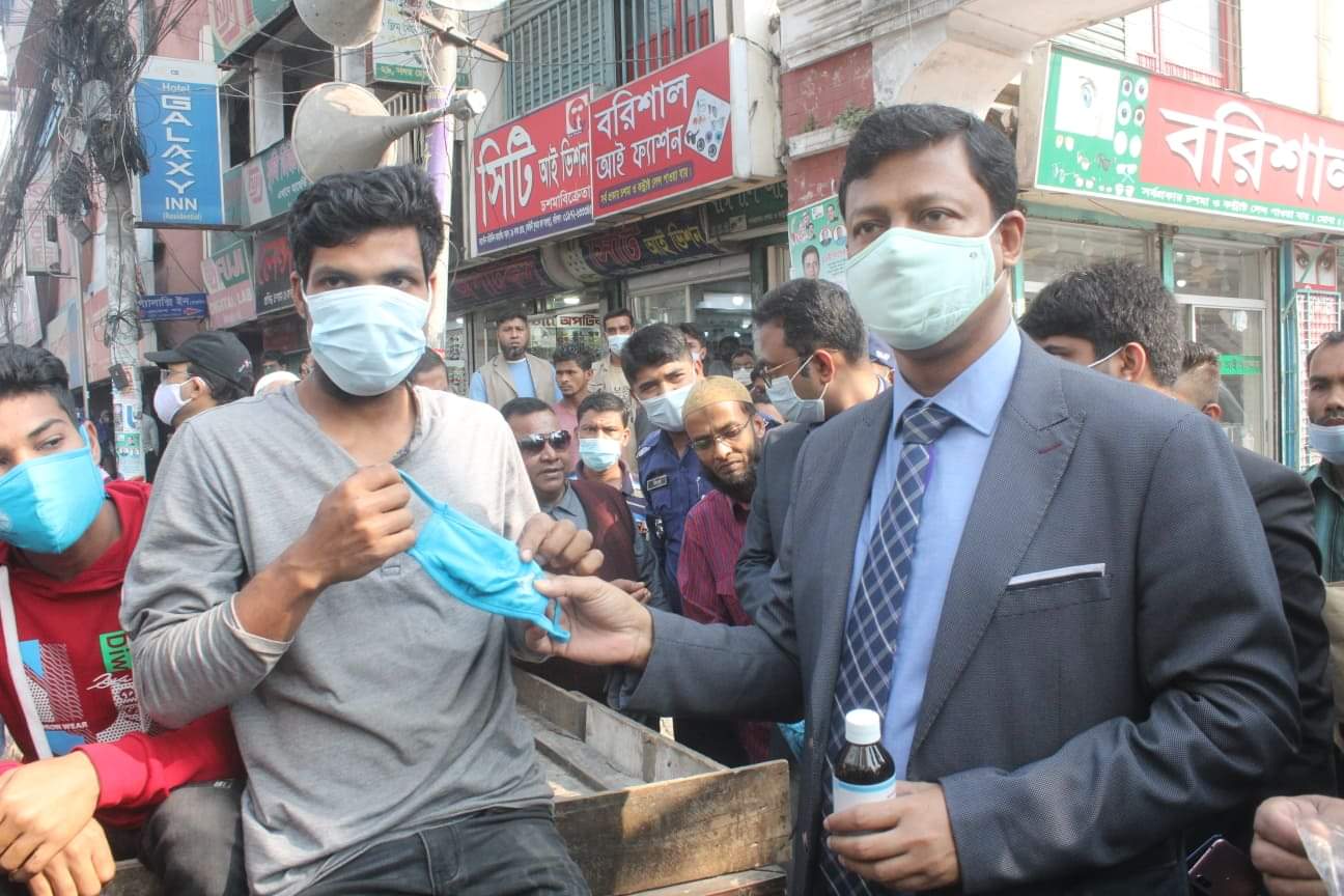বরিশালের নবাগত জেলা প্রশাসক রাস্তায়