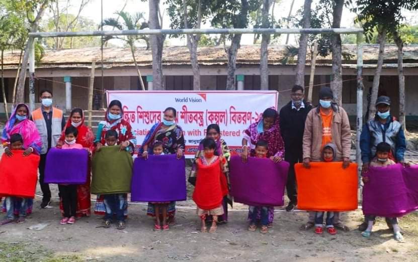 শিশুদের মাঝেওর্য়াল্ড ভিশনের শীতবস্ত্র বিতরন