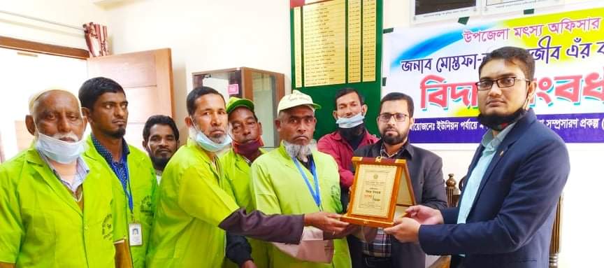 বেতাগীতে অশ্রুজলে সিক্ত ভালোবাসায় বদলিজনিত বিদায় সংবর্ধনা উপজেলা মৎস্য কর্মকর্তার