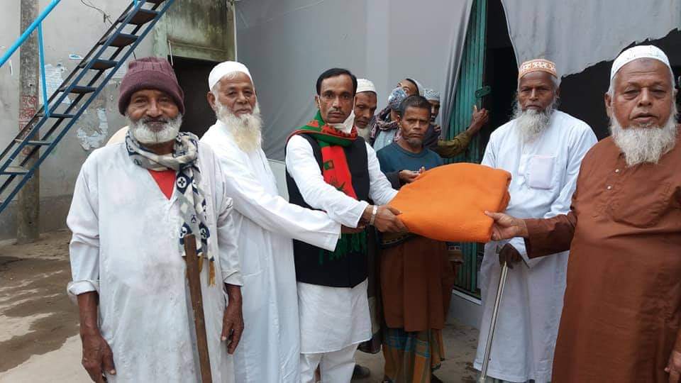 বাবুগঞ্জের কেদারপুরে শীতার্তদের মাঝে  কম্বল বিতরণ করেন তোতামিয়া