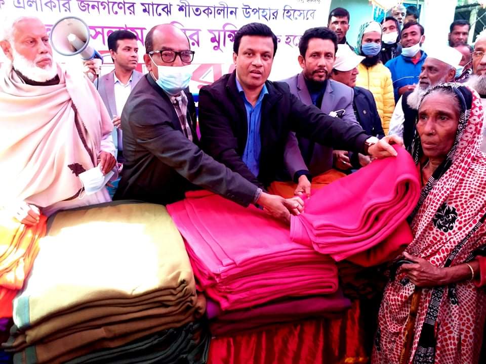 বাকেরগঞ্জে মুজিব শতবর্ষ উপলক্ষে যুবলীগ নেতা মনির মুন্সির কম্বল বিতরণ