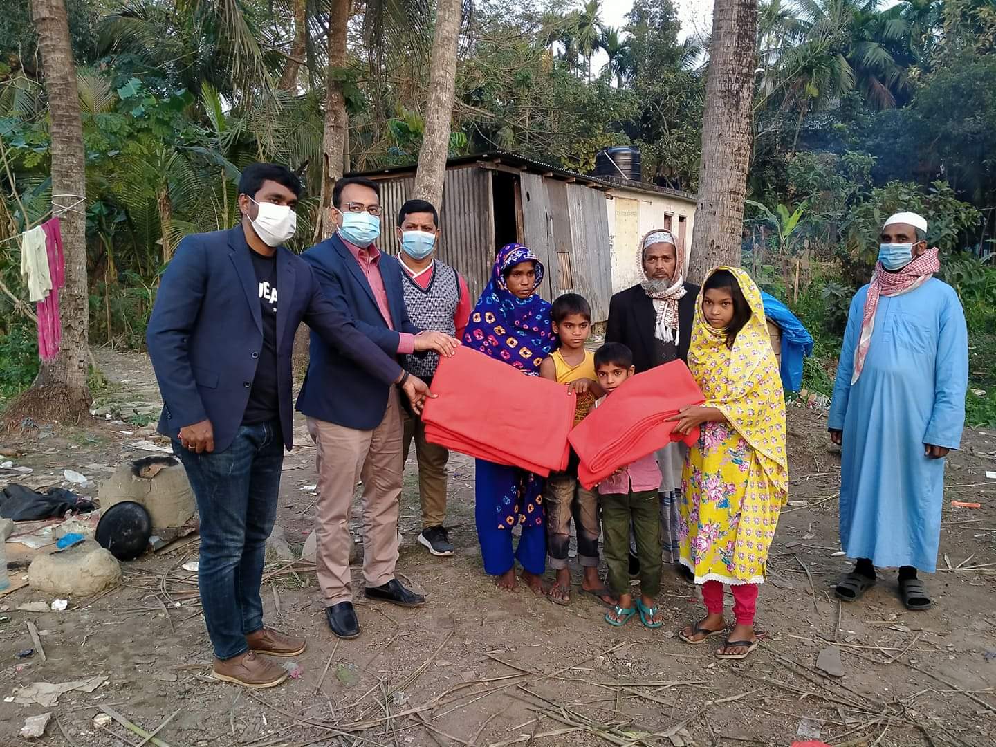বাবুগঞ্জে শীত বস্ত্র বিতরণ করলেন ইউএনও মোঃ আমীনুল ইসলাম