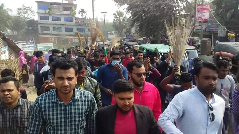 বাবুগঞ্জে ছাত্রদলের কমিটি বাতিলের দাবিতে ঝাঁড়ু মিছিল : ৮ জনের পদত্যাগ