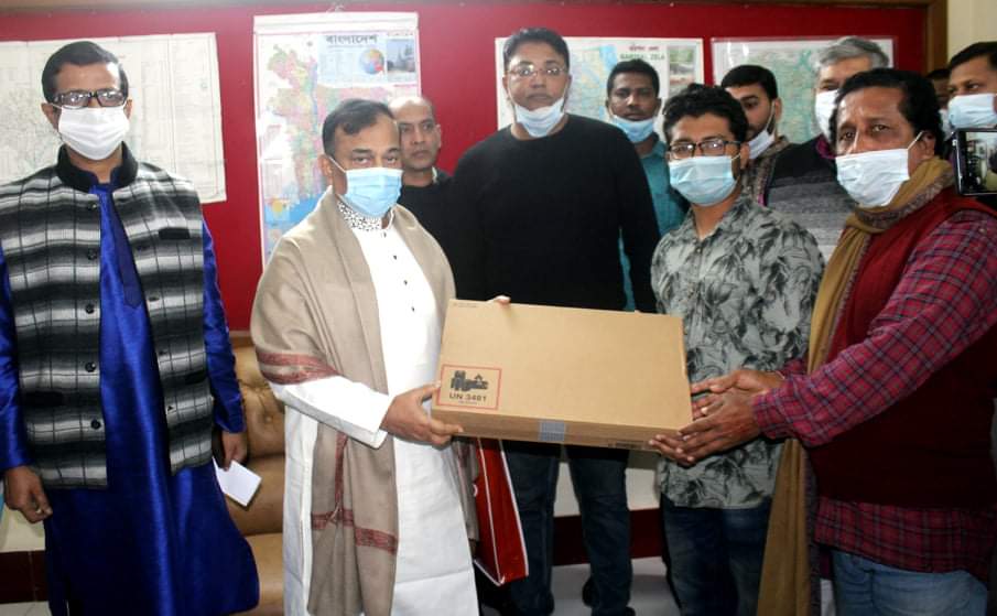 পলিটেকনিক ছাত্রকে লেপটপ উপহার দেন পানিসম্পদ প্রতিমন্ত্রী জাহিদ ফারুক শামীম