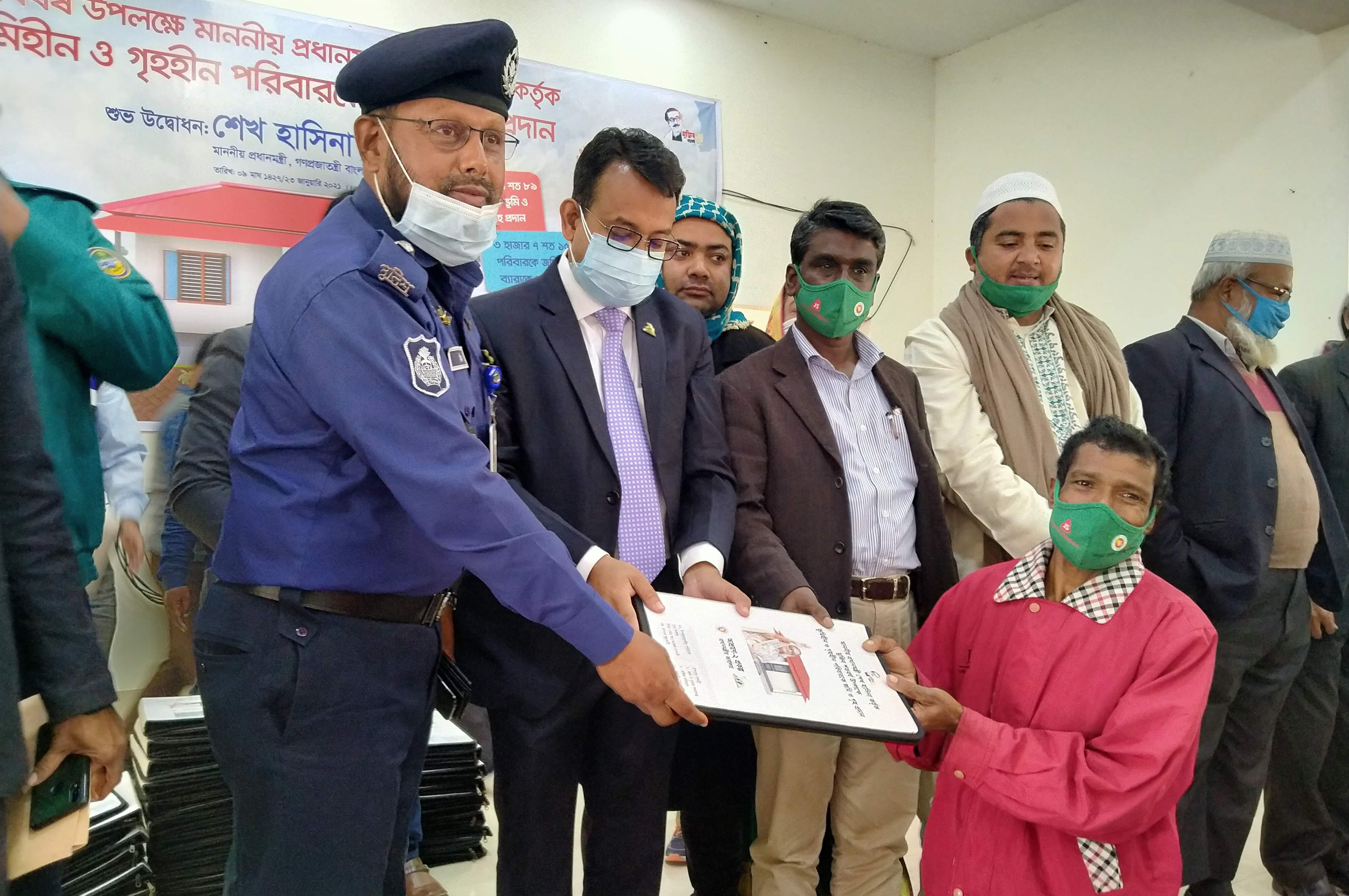 বাবুগঞ্জে ১১০ গৃহহীনদের মাঝে ঘর হস্তান্তর
