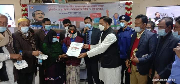 মুজিববর্ষ উপলক্ষে মেহেন্দিগঞ্জে  ১শ পরিবারের মাঝে ঘরের চাবি হস্তান্তর করেন সাংসদ পংকজ নাথ