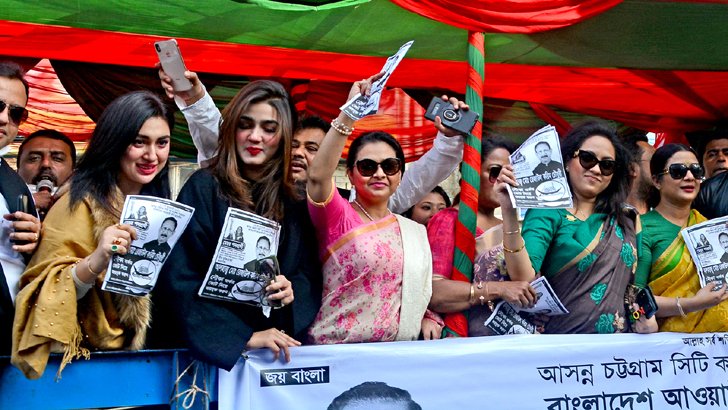 নির্বাচনী প্রচারণায় তারকারা