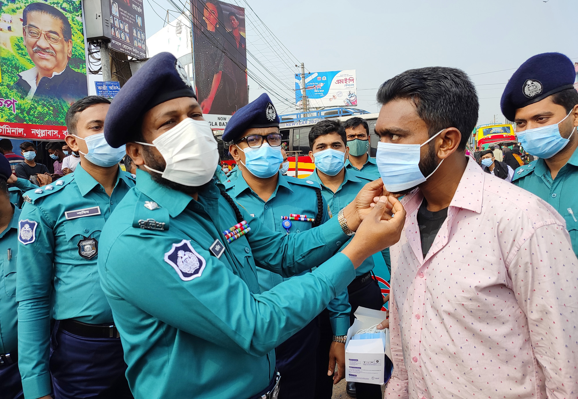 করোনা সংক্রমন রোধে বরিশালে ডিসি জাকির হোসেনের মাস্ক বিতরণ