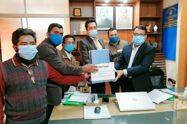 মাসিক বাবুগঞ্জ বার্তার সৌজন্যে মাস্ক ও স্যানিটাইজার বিতরণ