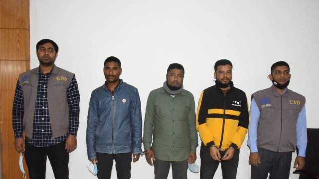 মন্ত্রীদের সঙ্গে সখ্যতার কথা বলে প্রতারণা: নিঃস্ব চাকরিপ্রার্থীর পরিবার