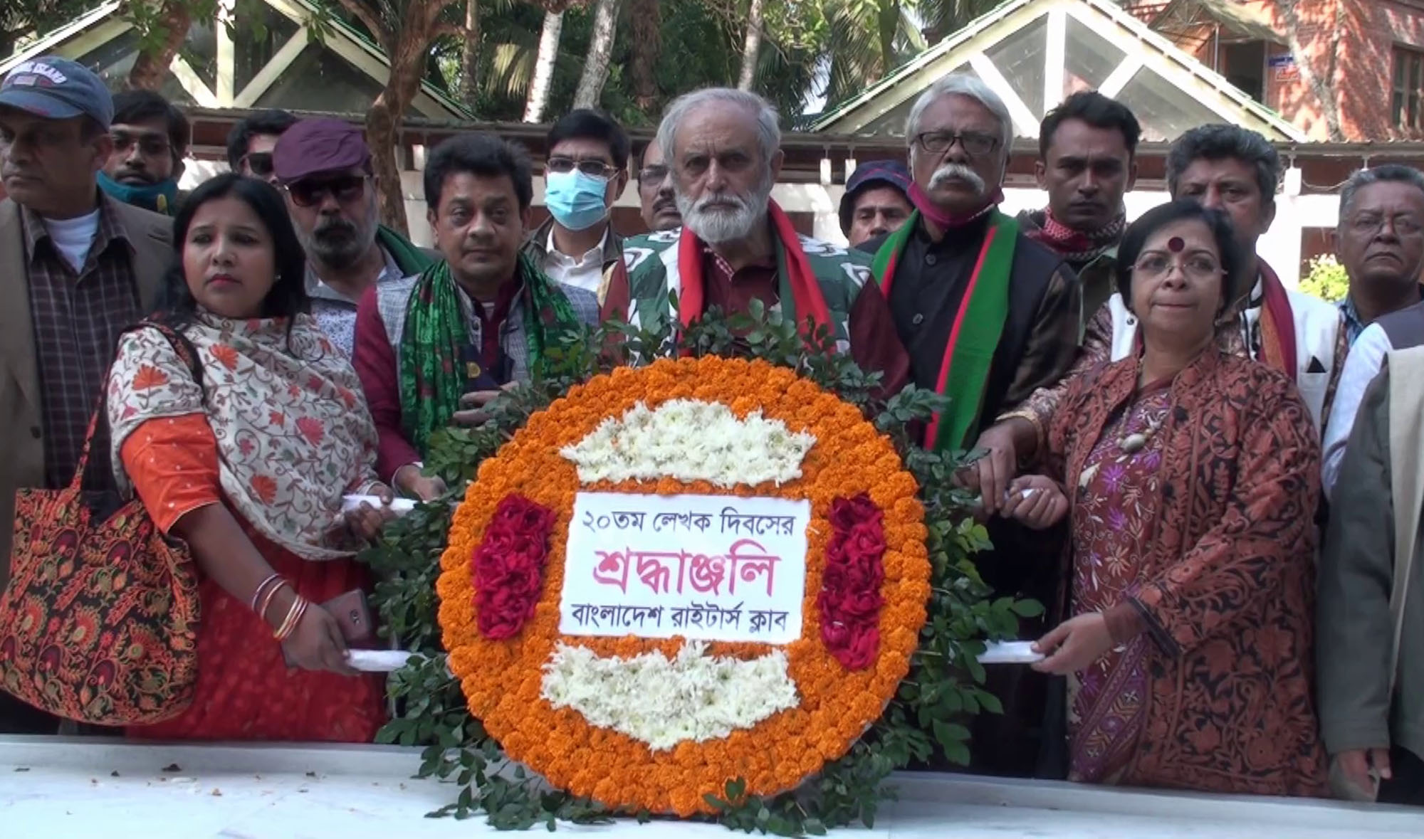 টুঙ্গিপাড়ায় বঙ্গবন্ধুর সমাধিতে বাংলা একাডেমির মহাপরিচালকের শ্রদ্ধা