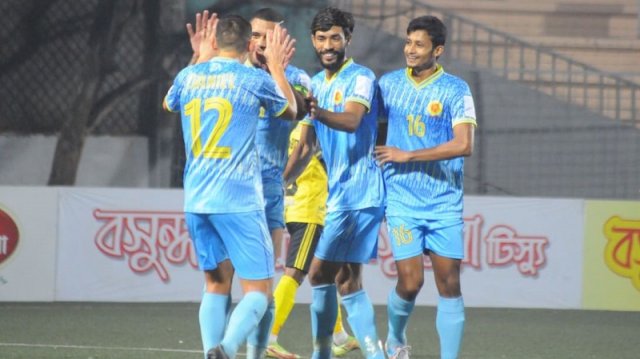 ৬ গোলের পর টাইব্রেকার, সাইফকে হারিয়ে আবাহনী ফাইনালে