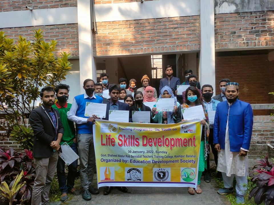 বরিশালে যুবদের জীনব দক্ষতা উন্নয়ন বিষয়ক প্রশিক্ষণ