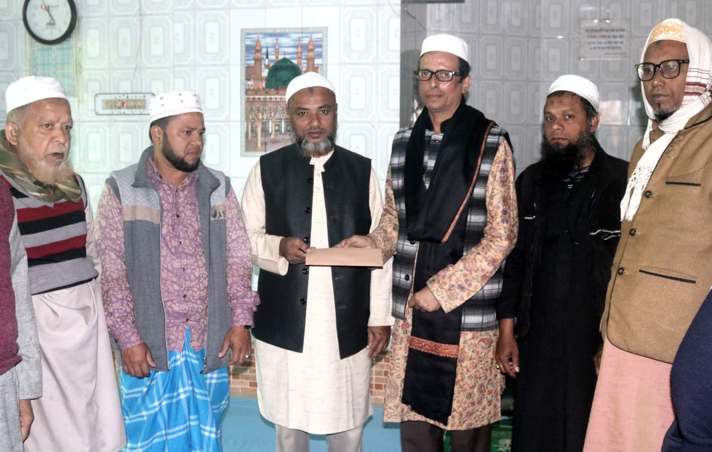পানিসম্পদ প্রতিমন্ত্রী’র পক্ষে মসজিদের উন্নয়ন মূলক কাজের জন্য চেক হস্তান্তর করেন খান মামুন