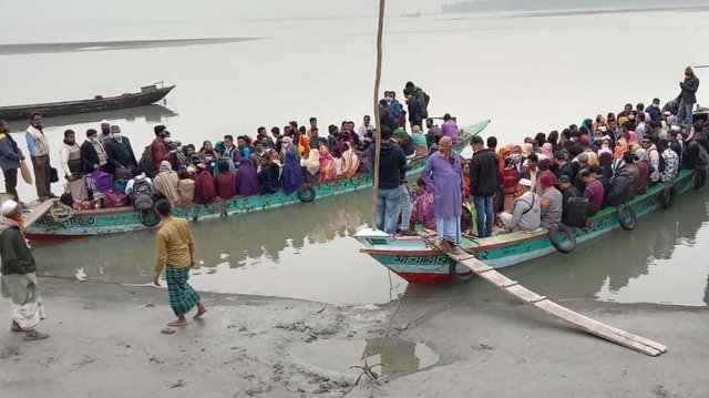 লঞ্চে উঠতে ভরসা ট্রলার
