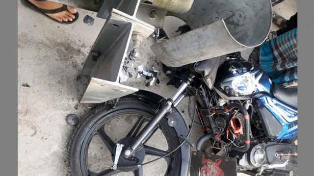 ব্রিজের রেলিংয়ে বাইকের ধাক্কায় প্রাণ গেলো যুবকের