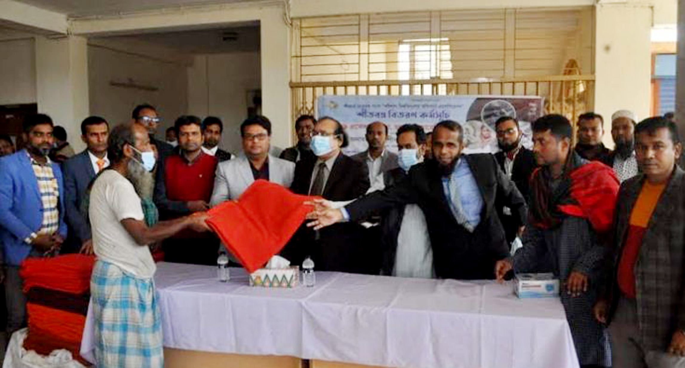 বরিশাল বিশ্ববিদ্যালয়ে শীতার্তদের মাঝে শীতবস্ত্র বিতরণ
