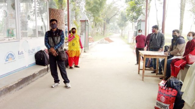 চেকপোস্টে উদাসীনতা, পরীক্ষা ছাড়াই মিলছে নেগেটিভ সনদ