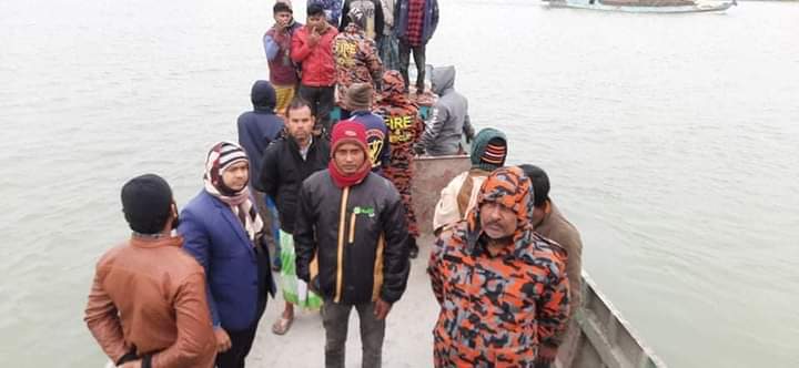 বাবুগঞ্জে যাত্রীবাহী লঞ্চের ধাক্কায় নৌকাডুবি :  জেলে নিখোঁজ