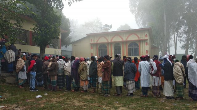 কুয়াশা ও শীত উপেক্ষা করে লাইনে ভোটাররা