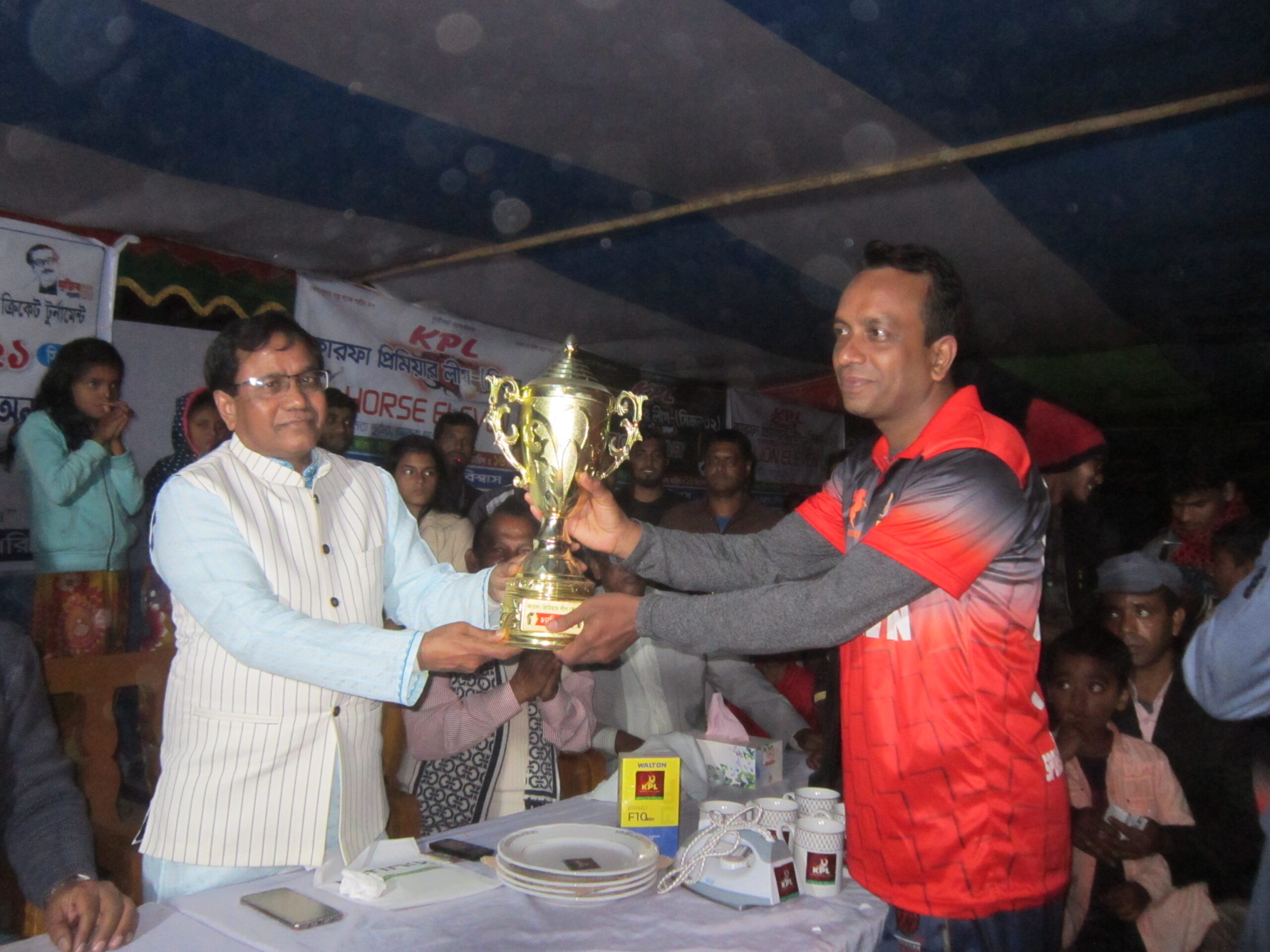 কারফা প্রিমিয়ার লিগের বিজয়ীদের  মাঝে পুরুস্কার বিতরন