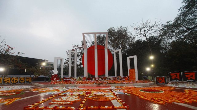 একুশে ফেব্রুয়ারিতে শহীদ মিনারে ফুল দিতে গেলে টিকার সনদ বাধ্যতামূলক