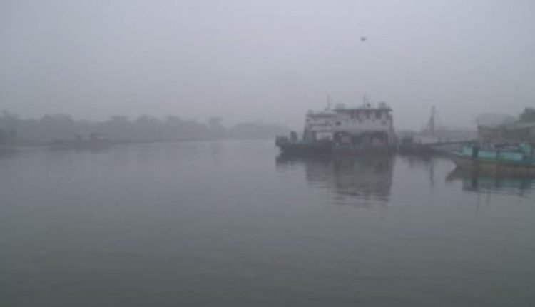 ঘন কুয়াশায় লক্ষ্মীপুর-ভোলা-বরিশাল নৌরুটে ফেরি চলাচল বন্ধ
