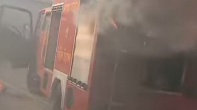 যারা আগুন নেভায় তাদের গাড়িতেই লাগলো আগুন