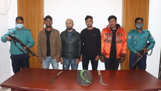 বরিশাল নগরীতে দেশীয় অস্ত্রসহ ৪ বখাটে গ্রেফতার