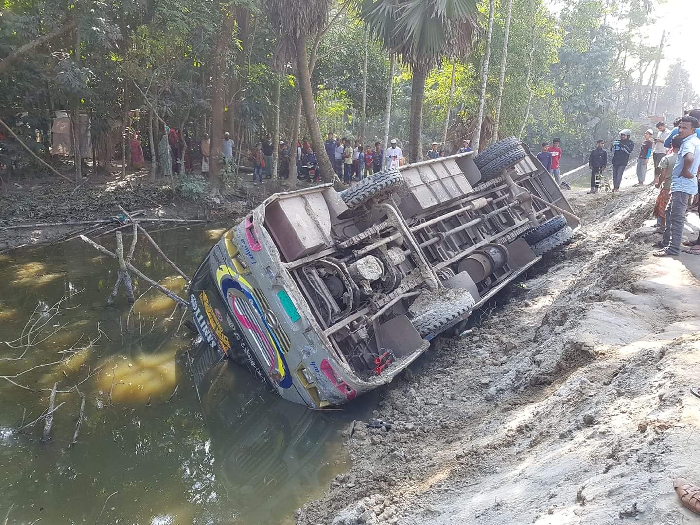 লালমোহনে নিয়ন্ত্রণ হারিয়ে বাস খাদে, পথচারীসহ আহত ৩০