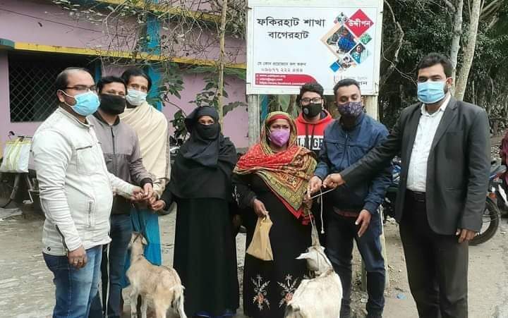 ফকিরহাটে উদ্দীপনের উদ্যোগে ছাগল বিতরণ