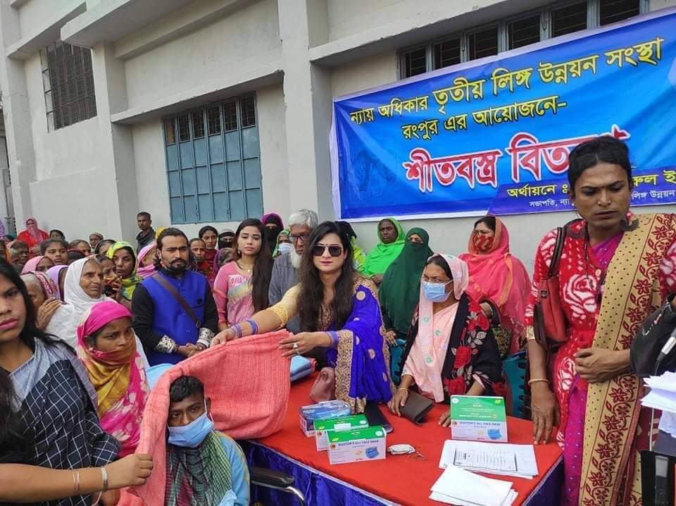 রংপুরে তৃতীয় লিঙ্গের কম্বল মাস্ক বিতরণ করলেন, হিজড়া সংগঠনের নেতা রানা