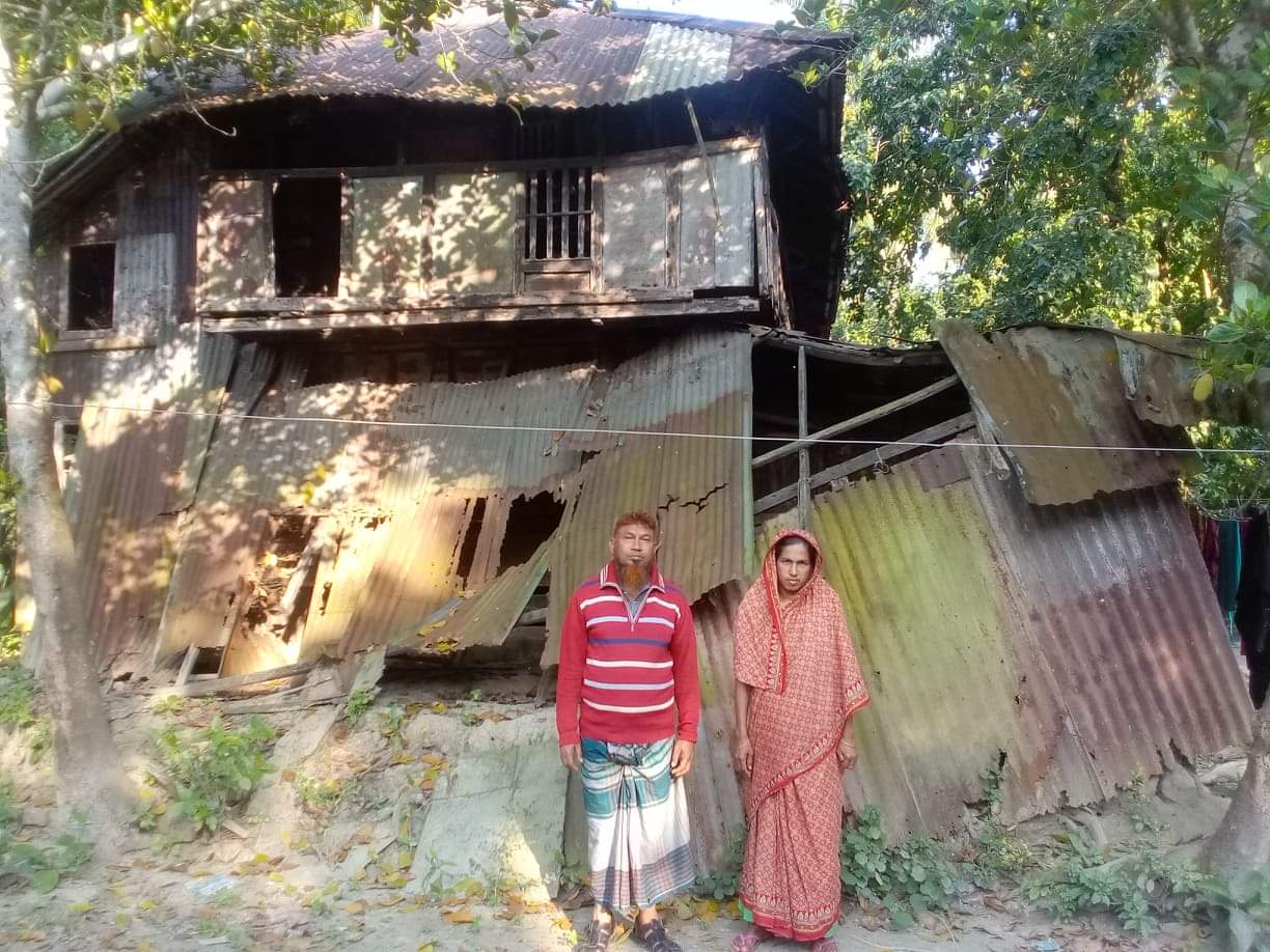 গলাচিপায় ইউনিয়ন যুবলীগ নেতার অসহায় জীবন।।প্রধানমন্ত্রীর একটি ঘর পাওয়ার আশা