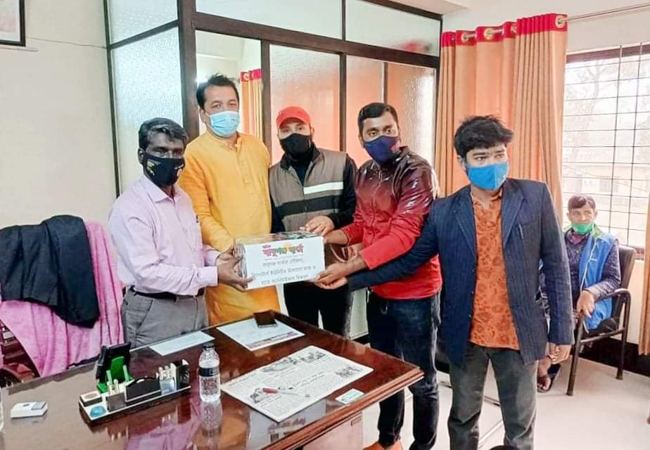 চলমান কার্যক্রমের অংশ হিসেবে, মাসিক “বাবুগঞ্জ বার্তা’র” সৌজন্যে মাস্ক ও স্যানিটাইজার বিতরণ