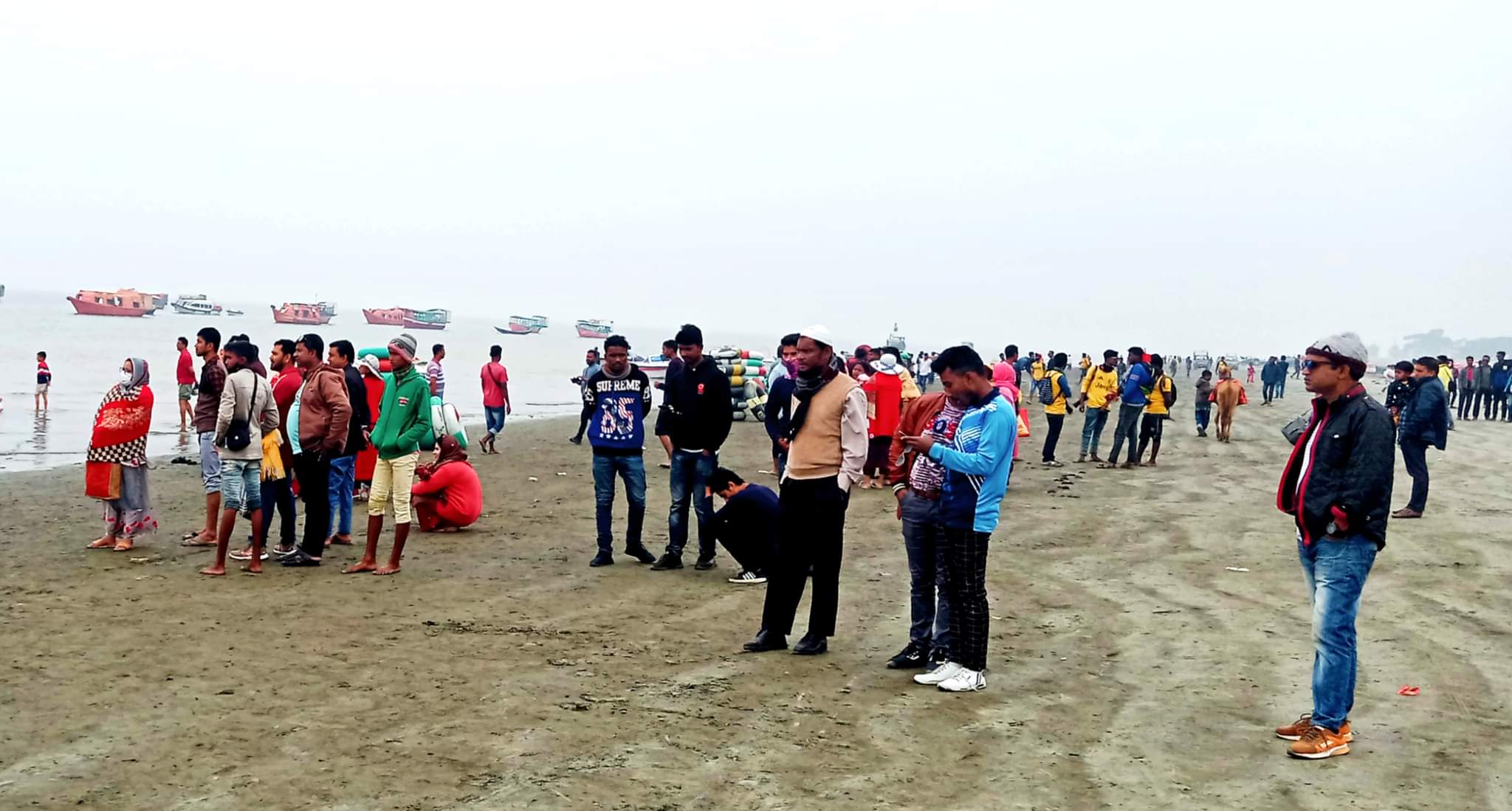 কুয়াকাটায় পর্যটকদের উপস্থিতি, মানছেনা স্বাস্থ্যবিধি