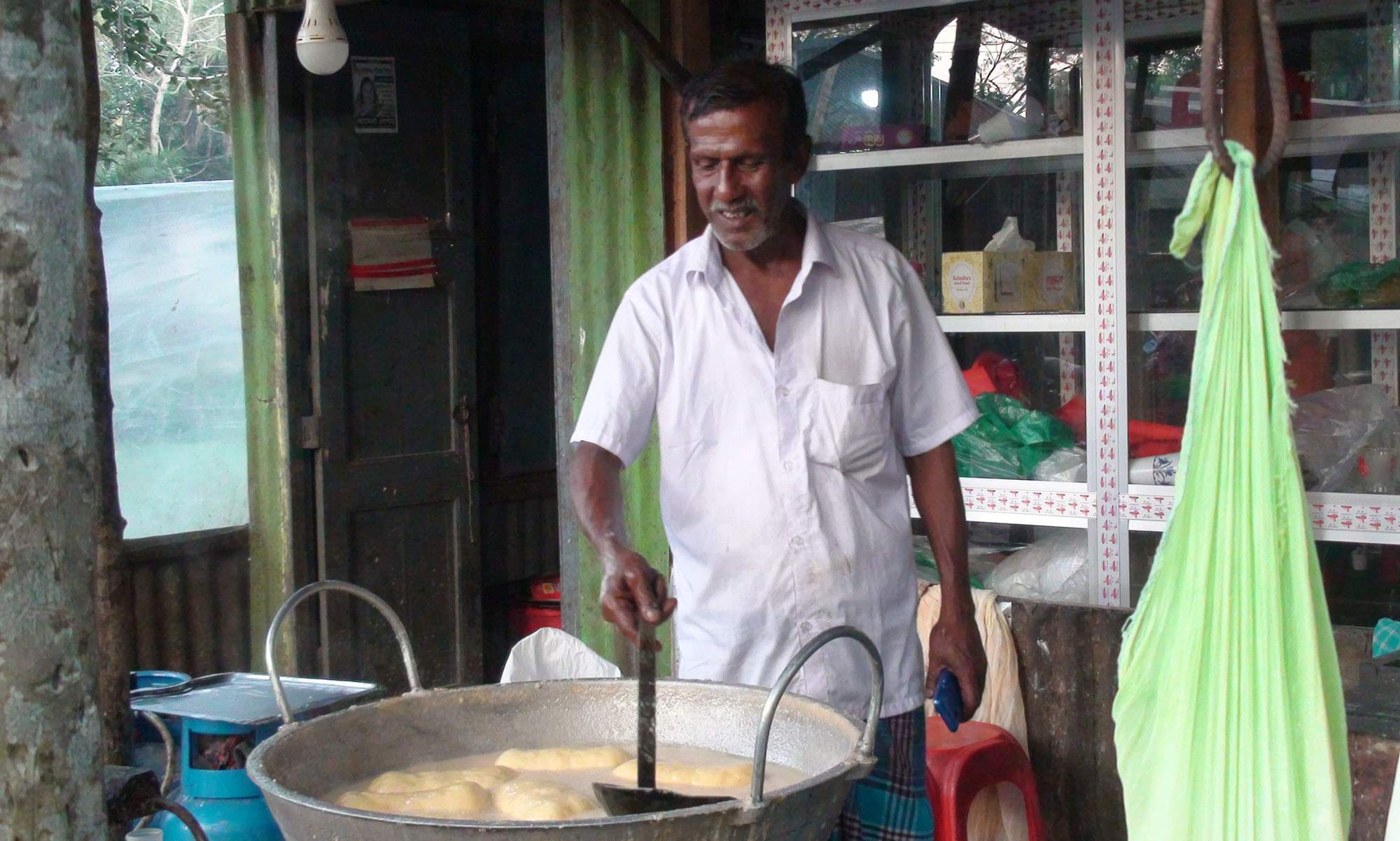 আলোড়ন তুলেছে রনজিতের বালিশ মিষ্টি”