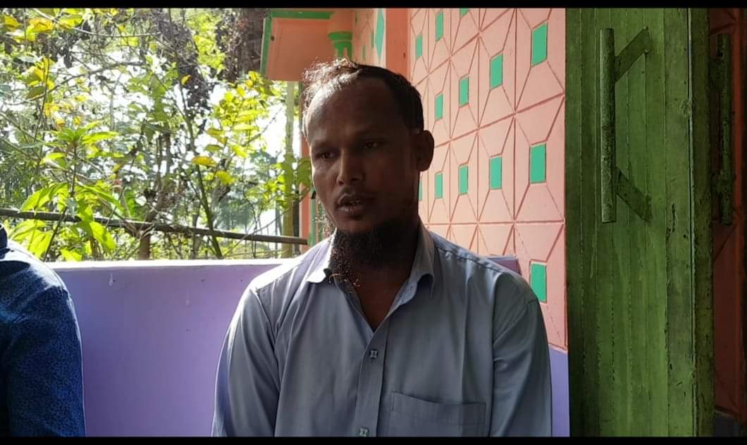 লালমোহনে ছেলের গরু চুরির ঘটনা পোস্ট করায় যুবককে পেটালেন বাবা