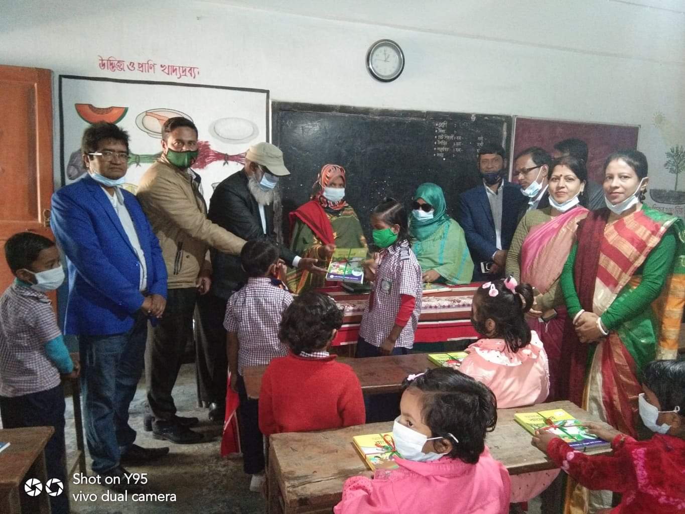 কাউখালীতে স্বাস্থ্যবিধি মেনে ব‌ই বিতরণ কর্মসূচী পরিদর্শন করলেন ইউএনও