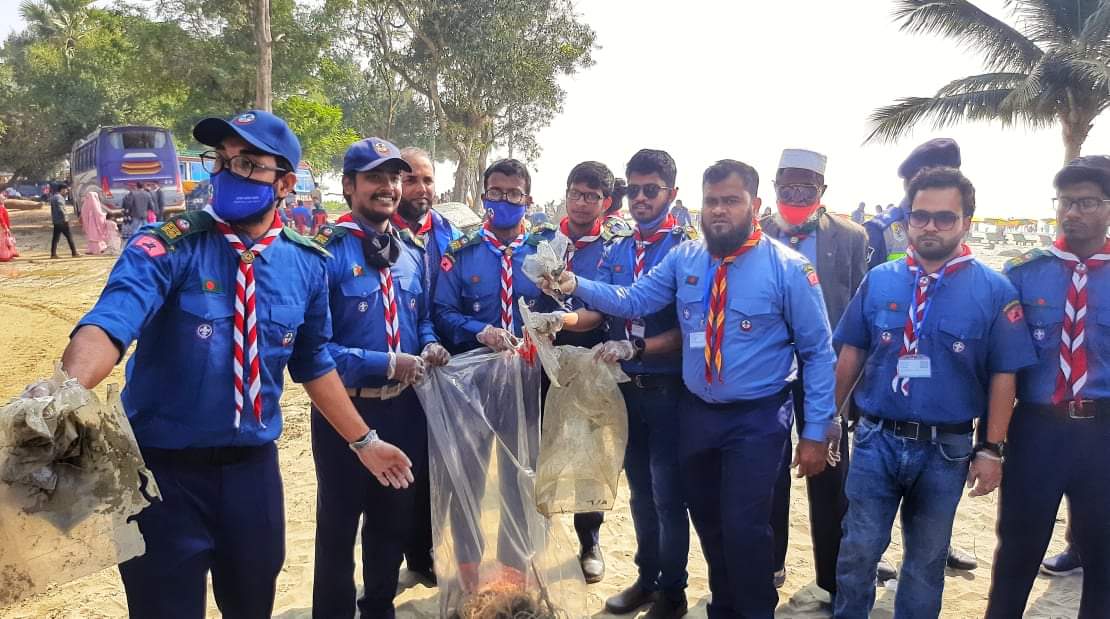 কুয়াকাটায় বাংলাদেশ স্কাউট রোভার’র বীচ ক্লিনিং অনুষ্ঠিত