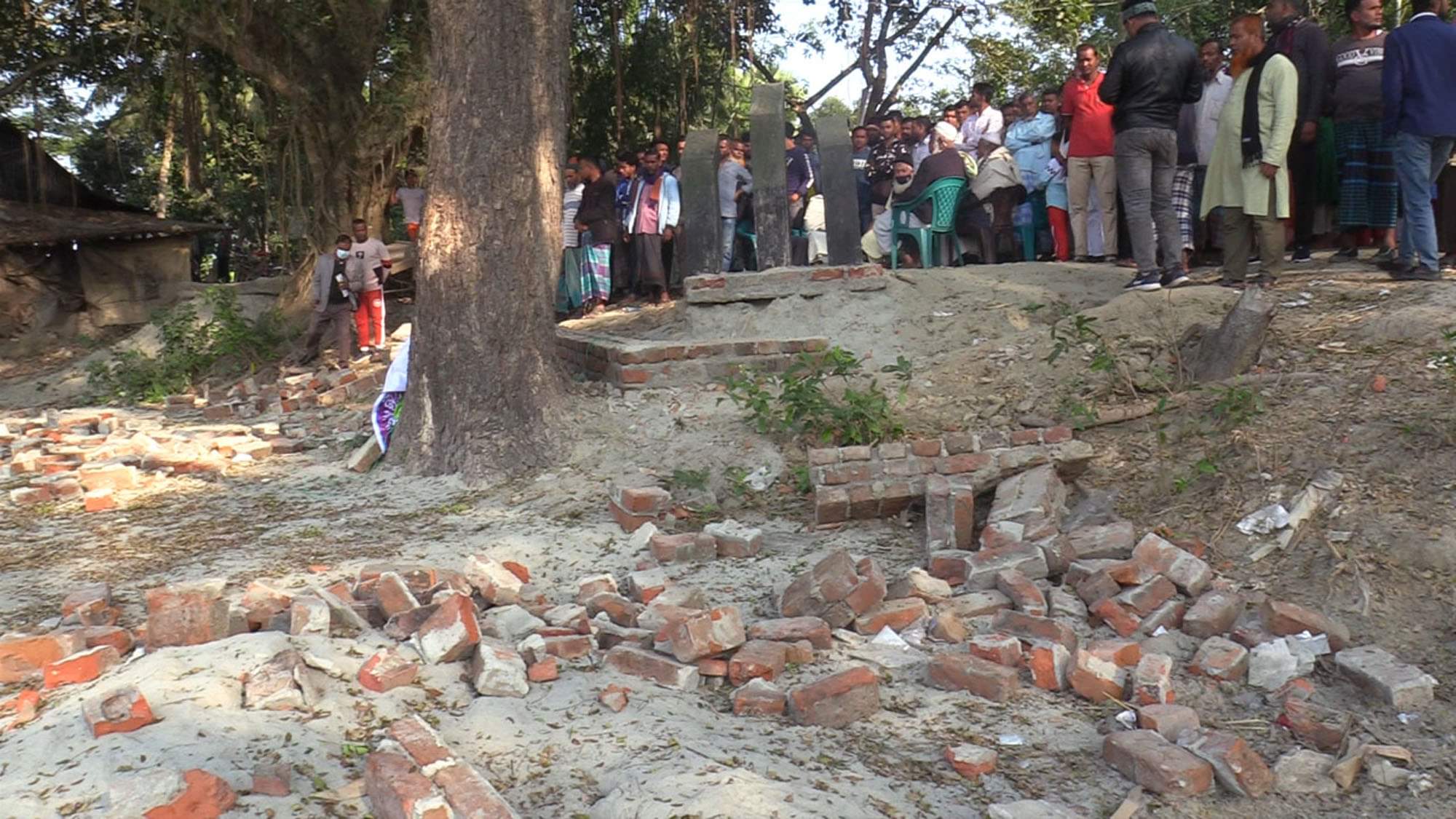 গোপালগঞ্জে শহীদ মিনার ভাঙ্গলেন তহশীলদার