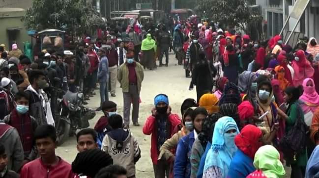 বাগেরহাটে করোনার টিকার ২য় ডোজ নিতে শিক্ষার্থীদের ভীড়