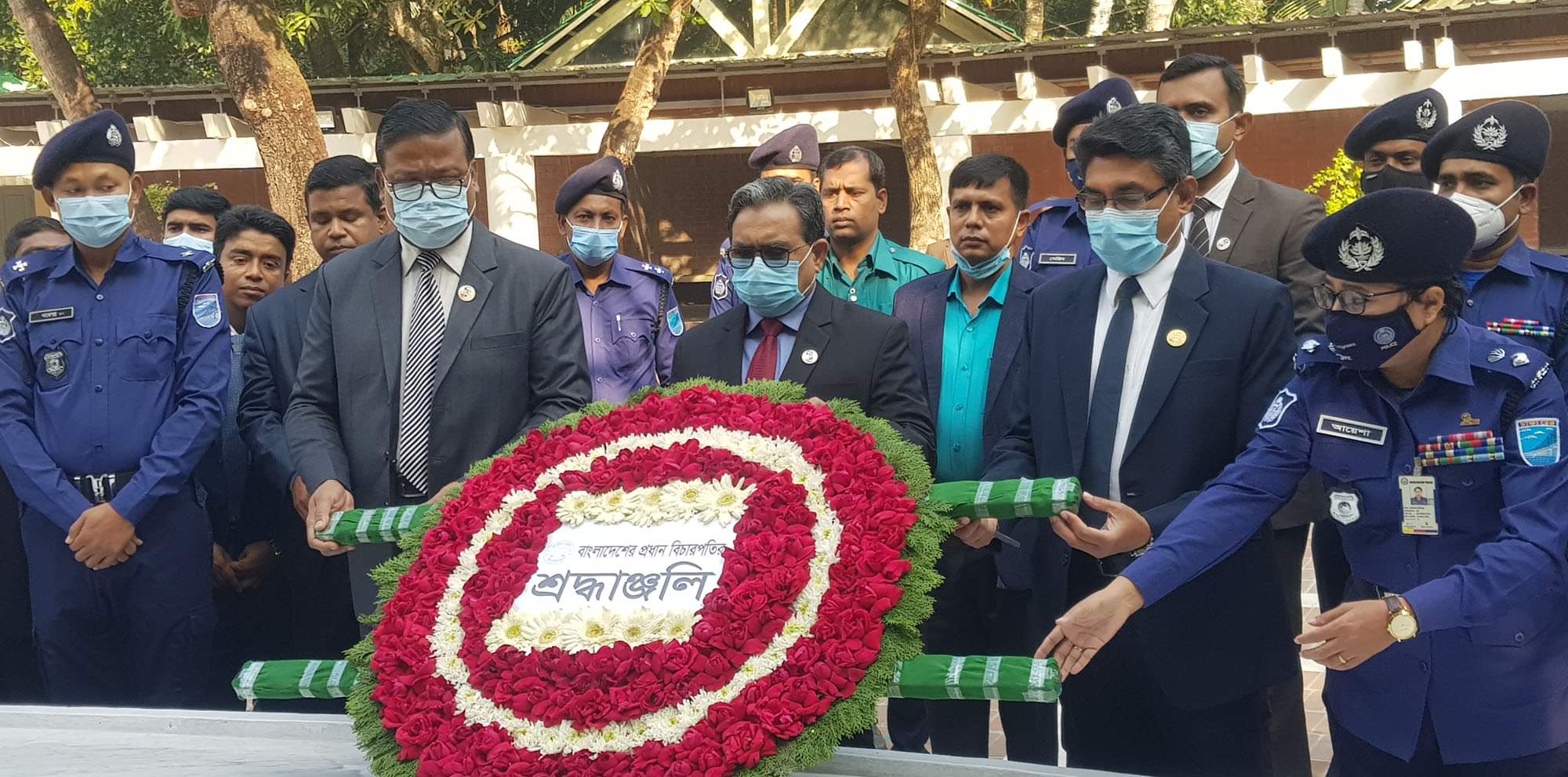 টুঙ্গিপাড়ায় বঙ্গবন্ধুর সমাধিতে প্রধান বিচারপতির শ্রদ্ধা