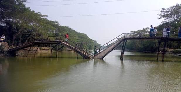 মোড়েলগঞ্জে পুল ভেঙ্গে ইজিবাইক খালে