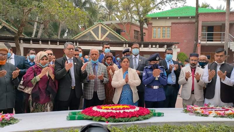 বঙ্গবন্ধুর সমা‌ধি‌তে নব নিযুক্ত তিন বিচারপতির শ্রদ্ধা