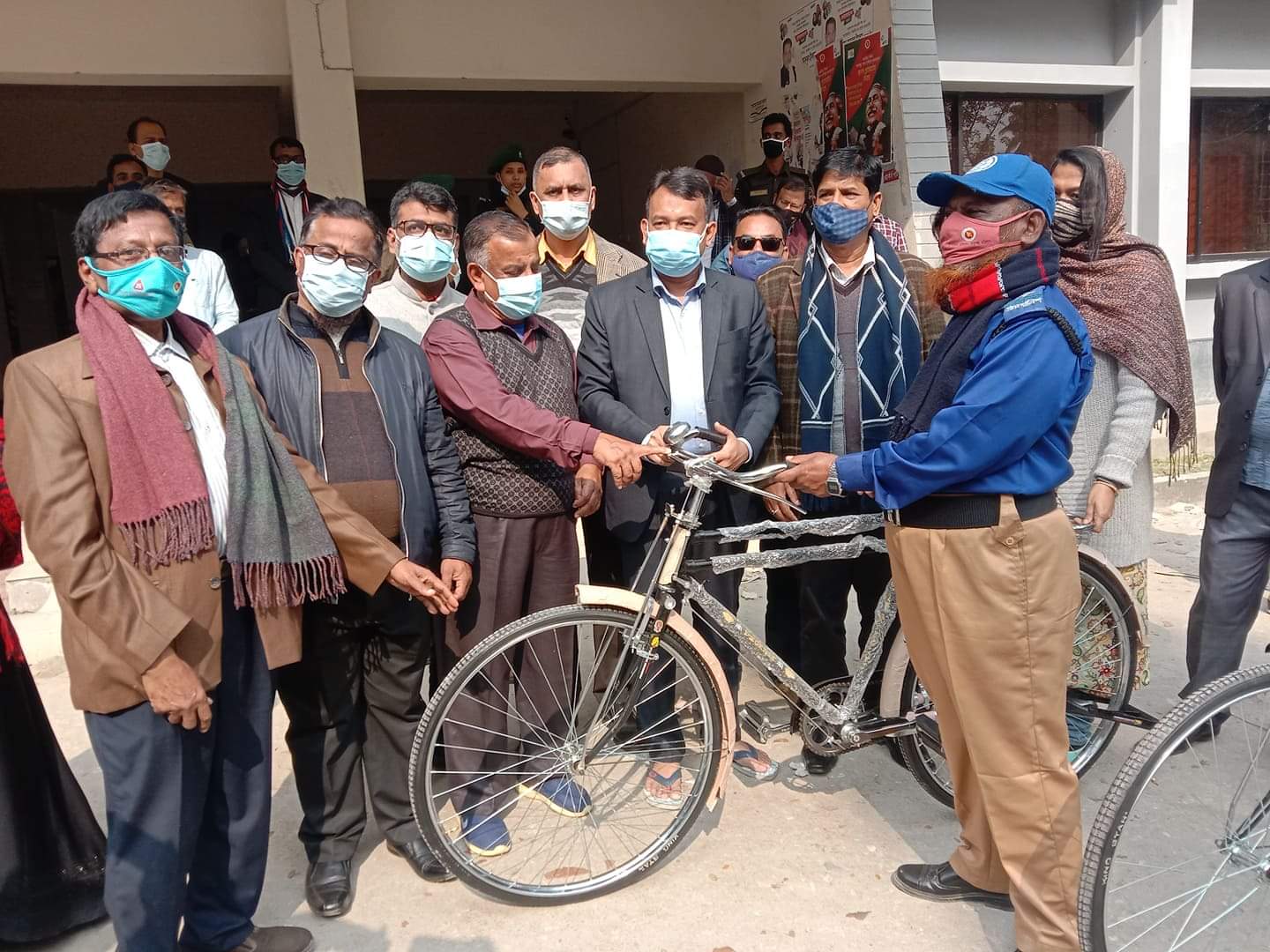 বাবুগঞ্জে গ্রাম পুলিশের মাঝে ইউএনও’র বাইসাইকেল বিতরণ