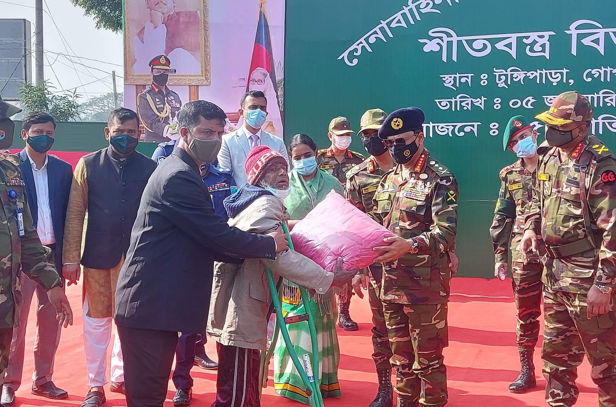 টুঙ্গিপাড়া অসহায় ও দু:স্থ মানুষের মাঝে কম্বল বিতরণ করলেন সেনা প্রধান