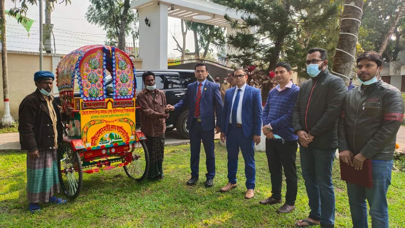বিদায়বেলায়ও প্রধানমন্ত্রীর ত্রাণ তহবিলের উপহার দুজনকে ব্যাটারী চালিত রিক্সা তুলে দিলেন পিরোজপুরের বিদায়ী ডিসি সাজ্জাদ
